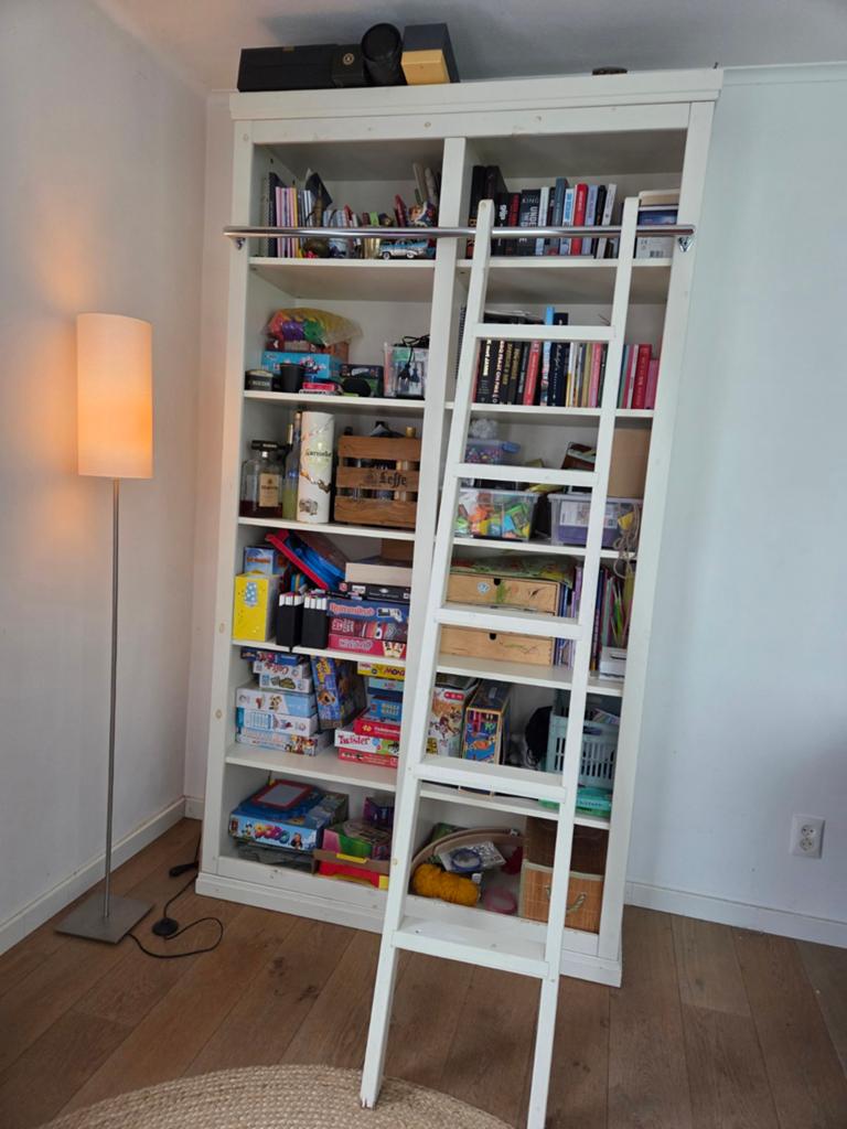 Grote witte boekenkast met ladder (hxbxd 2,32x1,25x42), Huis en Inrichting, Kasten | Boekenkasten, Ophalen, Met plank(en), Gebruikt