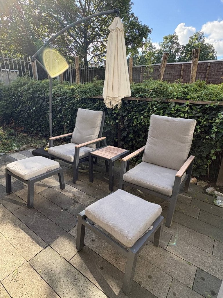 Tuinset 2 loungestoelen, voetenbankjes en bijzettafel, Ophalen, Gebruikt, Kunststof, Verstelbaar