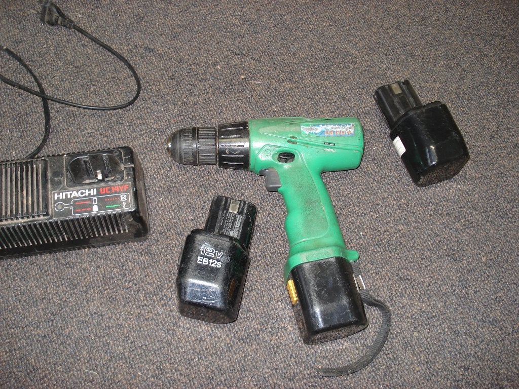 2x  Hitachi    schroefmachine en Lamp met Lader Accu,s, Ophalen, Gebruikt, Boor- en Schroefmachine, Variabele snelheid