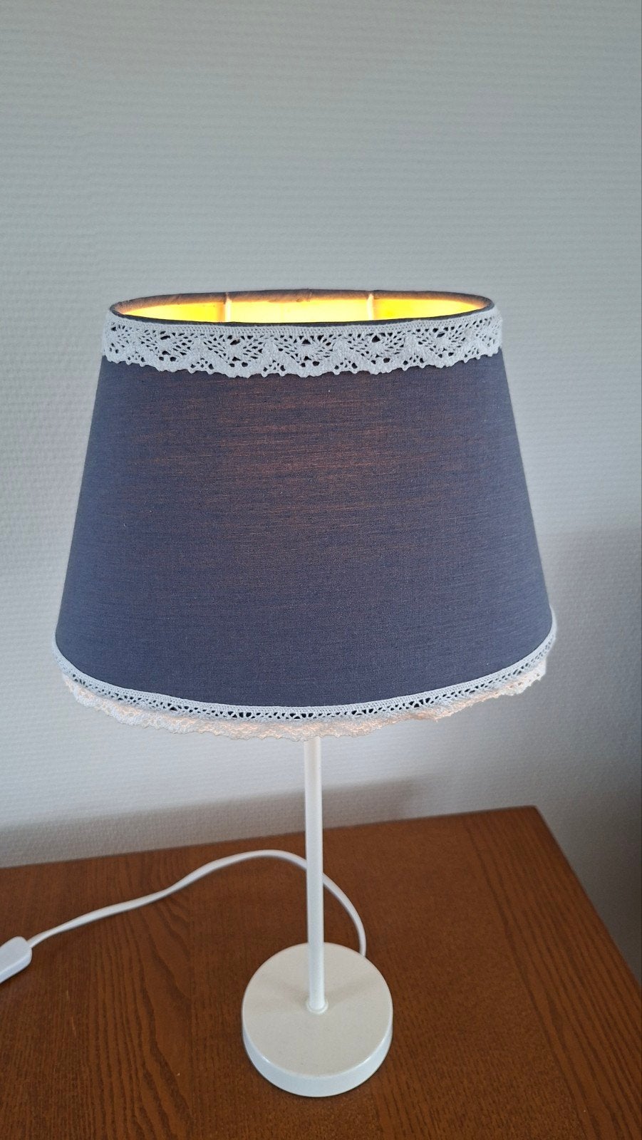 Tafellamp met donkerblauwe ovale kap en broderie randje, Ophalen, Gebruikt, Stof, Minder dan 50 cm