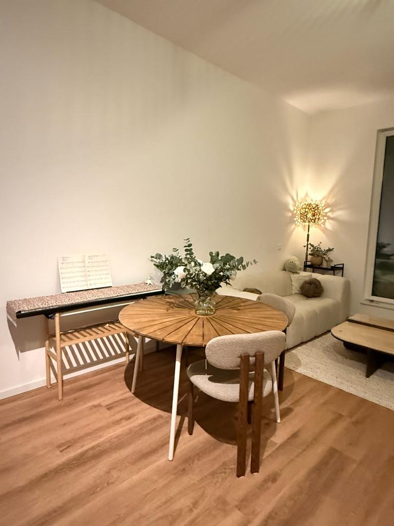 Jysk dinner table, Huis en Inrichting, Tafels | Eettafels, Ophalen, Gebruikt, Rond, Vier personen