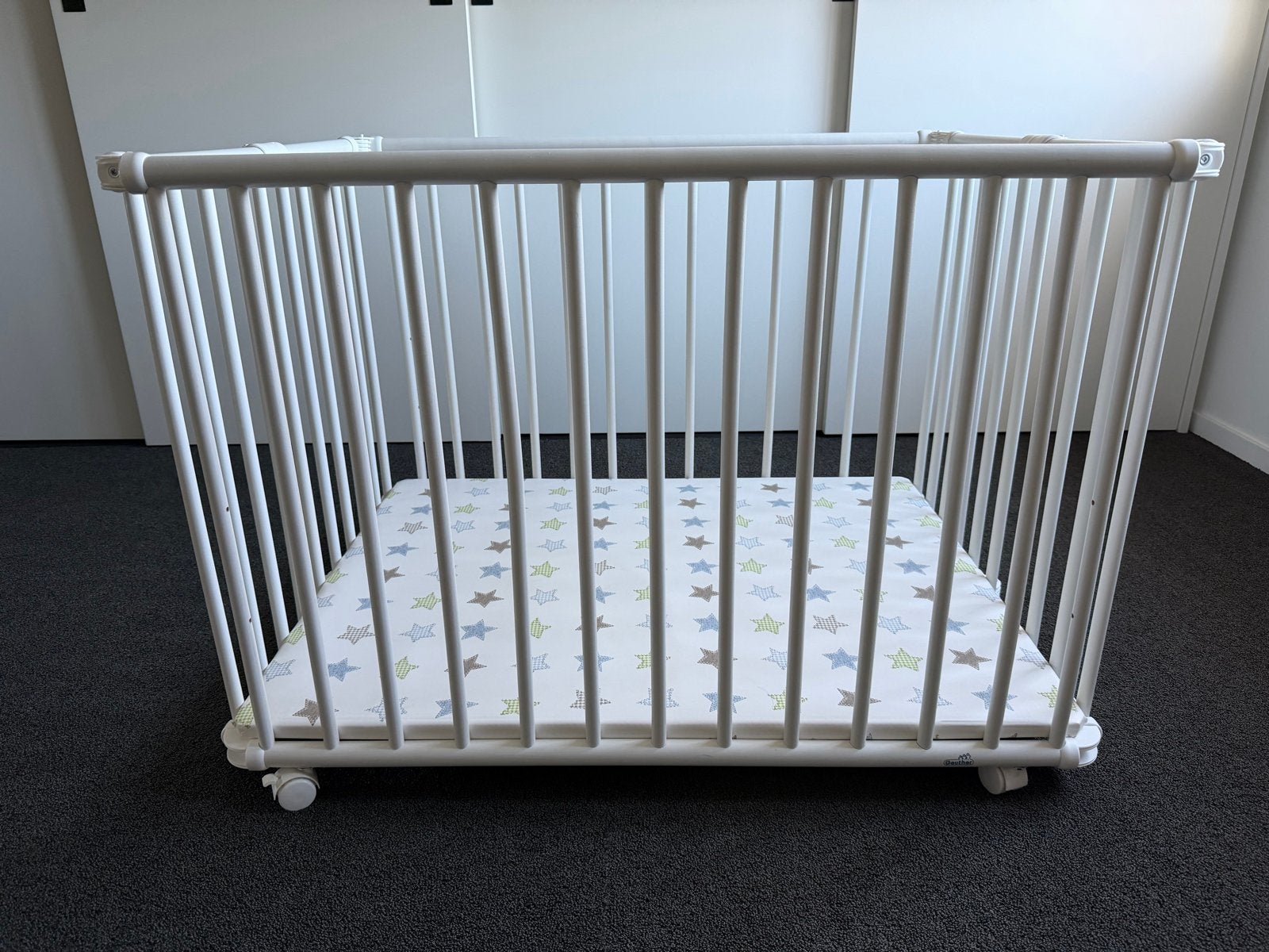 Box (Geuther Lucilee) - Wit, verstelbaar, met wieltjes, Kinderen en Baby's, Ophalen, Zo goed als nieuw, Rechthoekig, In hoogte verstelbaar