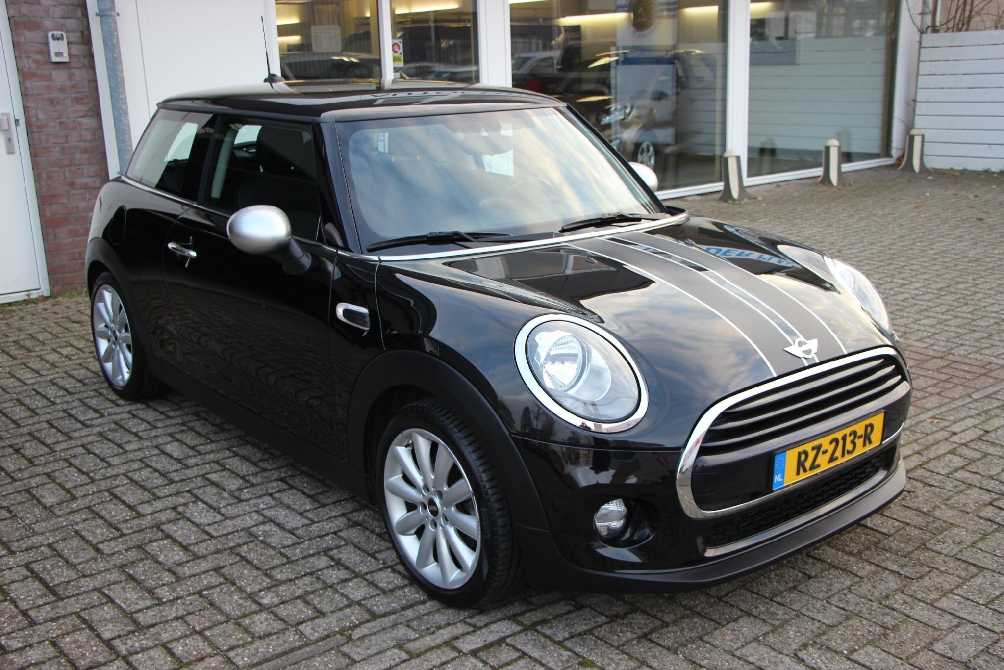 MINI 3-Deurs 1.5 Cooper Business NAVI, Voorwielaandrijving, 4 stoelen, Origineel Nederlands, Handgeschakeld