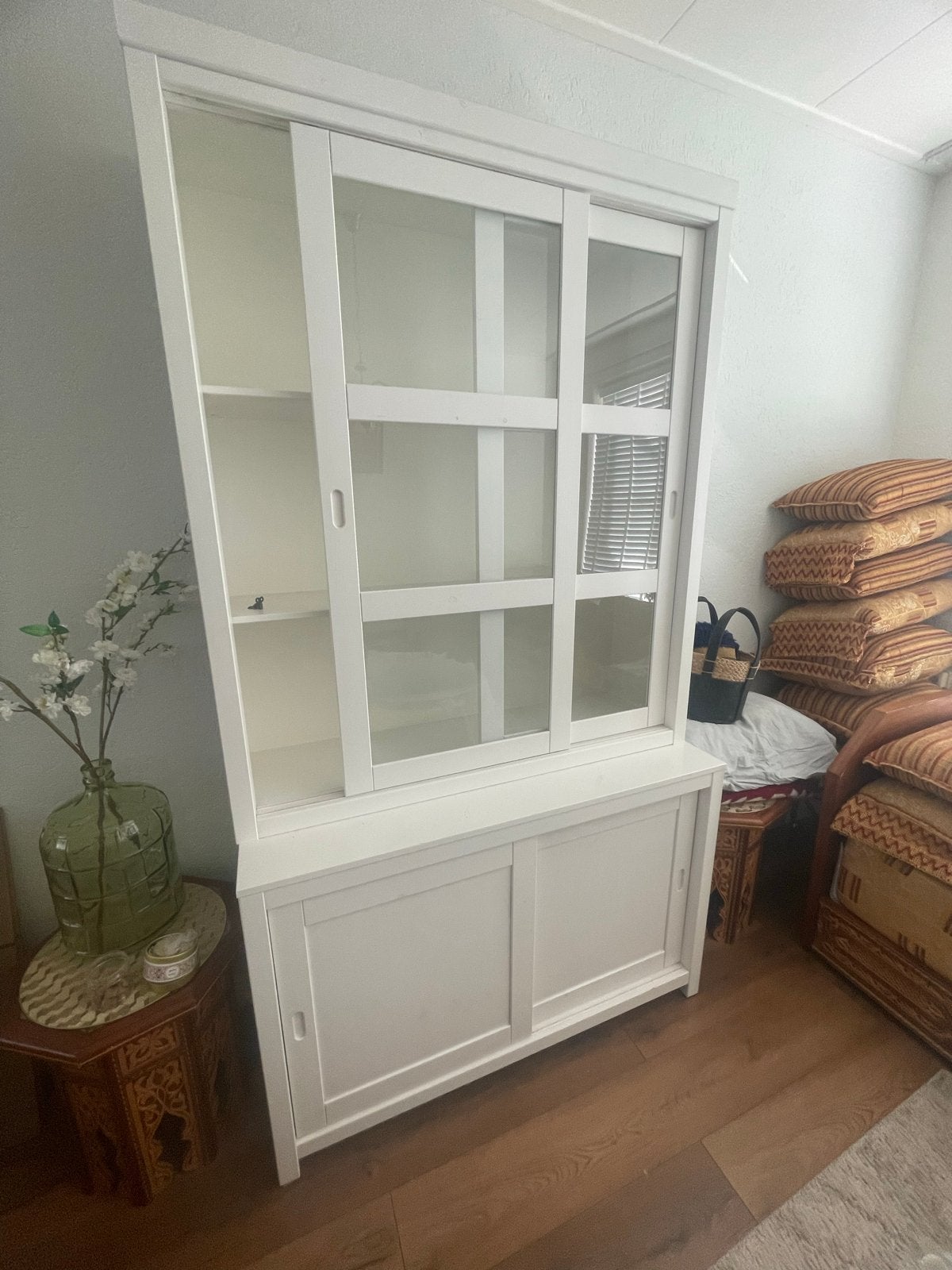 Witte vitrinekast met schuifdeuren en opbergruimte, Huis en Inrichting, Ophalen, Gebruikt, 100 tot 150 cm, 150 tot 200 cm