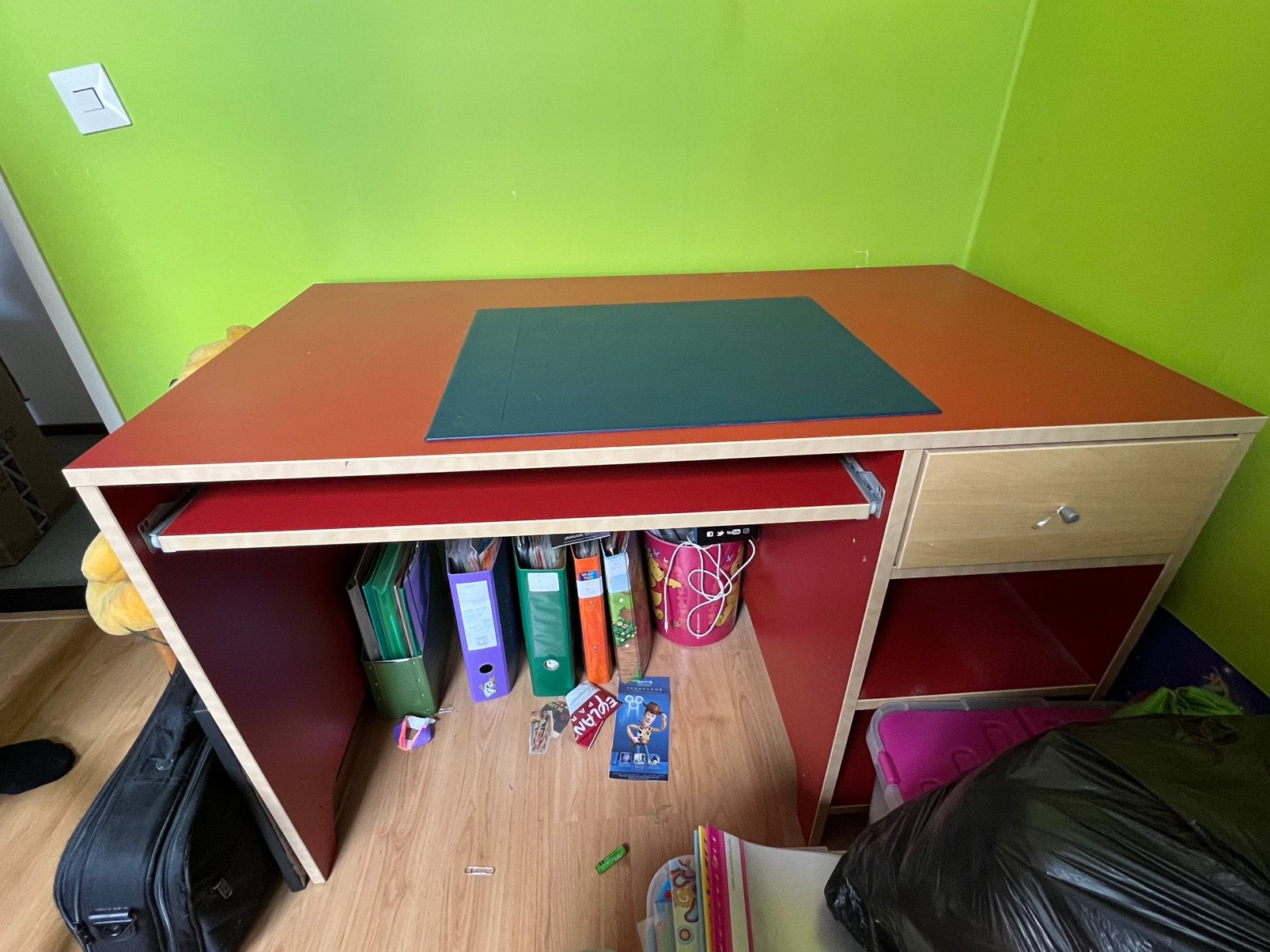 Gratis op te halen: Ikea Bureau, Huis en Inrichting, Overige typen, Gebruikt, Hout, Rood