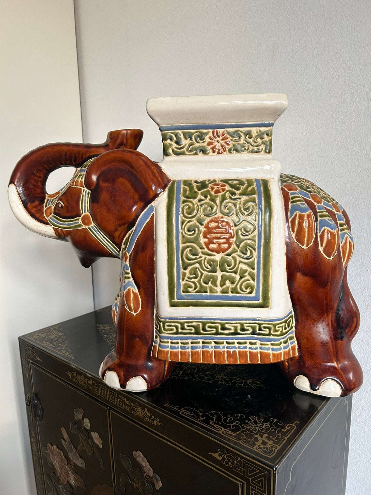 Porceleinen olifant als bijzet / plantentafel, Huis en Inrichting, Ophalen, Zo goed als nieuw