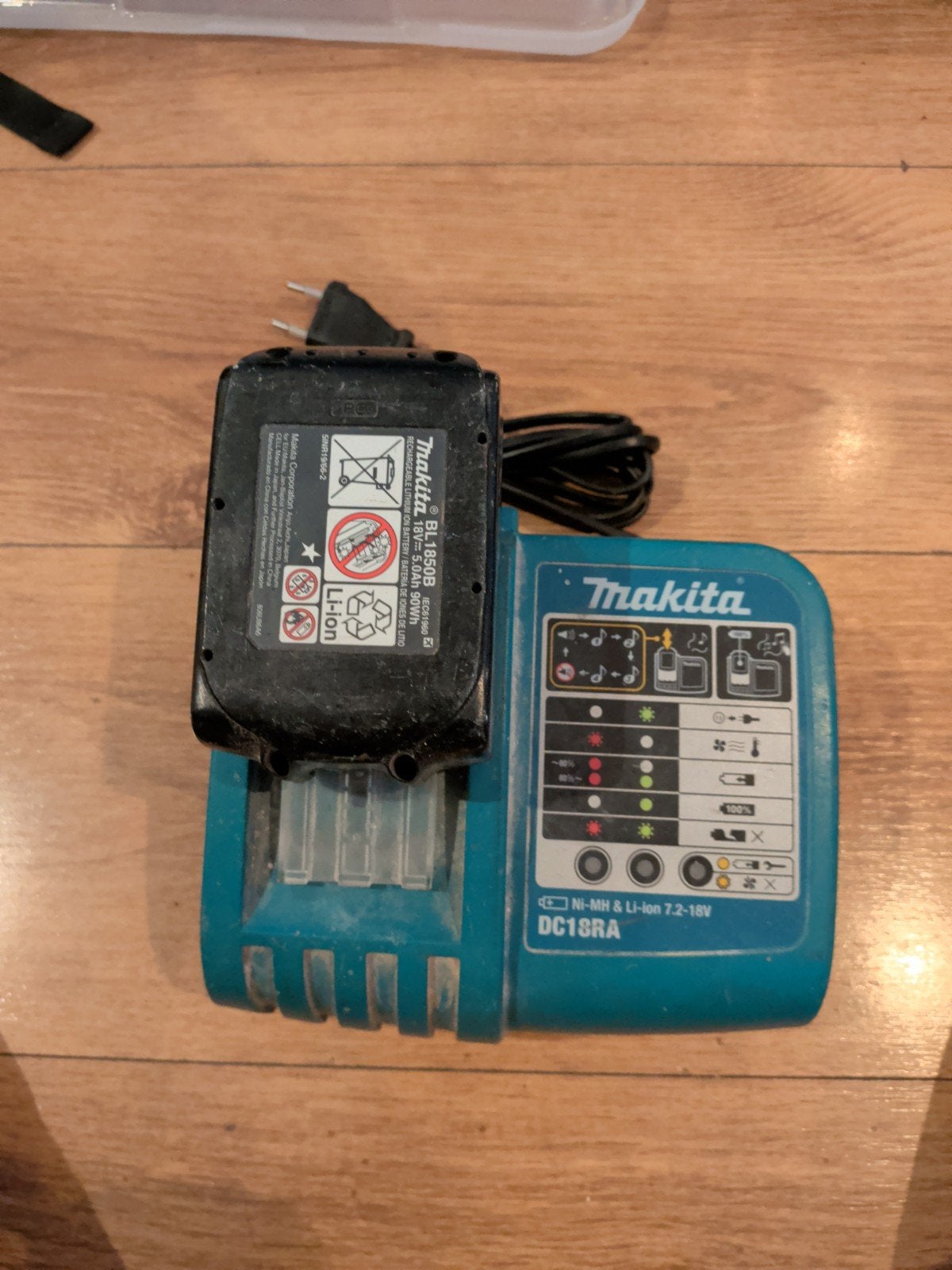 Makita accu 18V 5.0Ah met lader DC18RA, Ophalen of Verzenden, Gebruikt, Overige typen