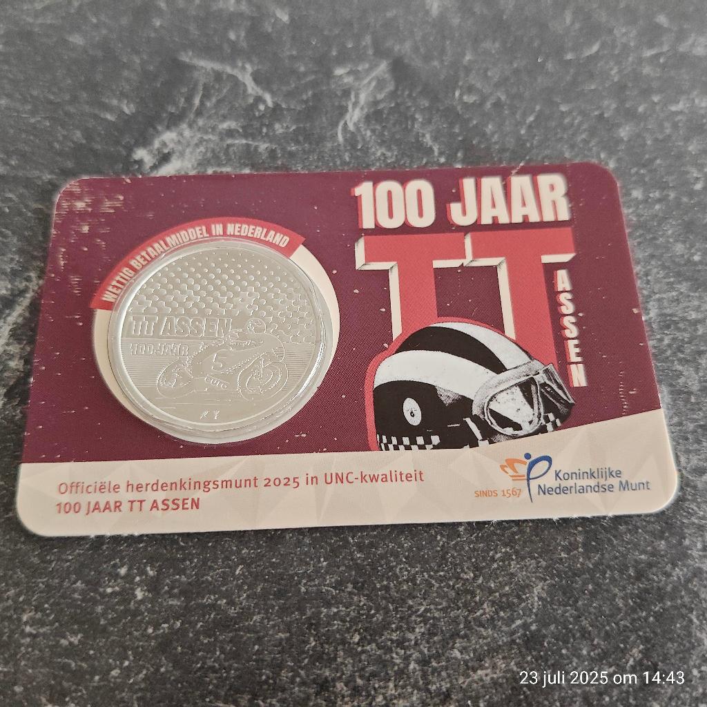 2025  100 Jaar TT Assen vijfje in coicard, Postzegels en Munten, Munten | Nederland, Ophalen of Verzenden, Koningin Beatrix, Euro's