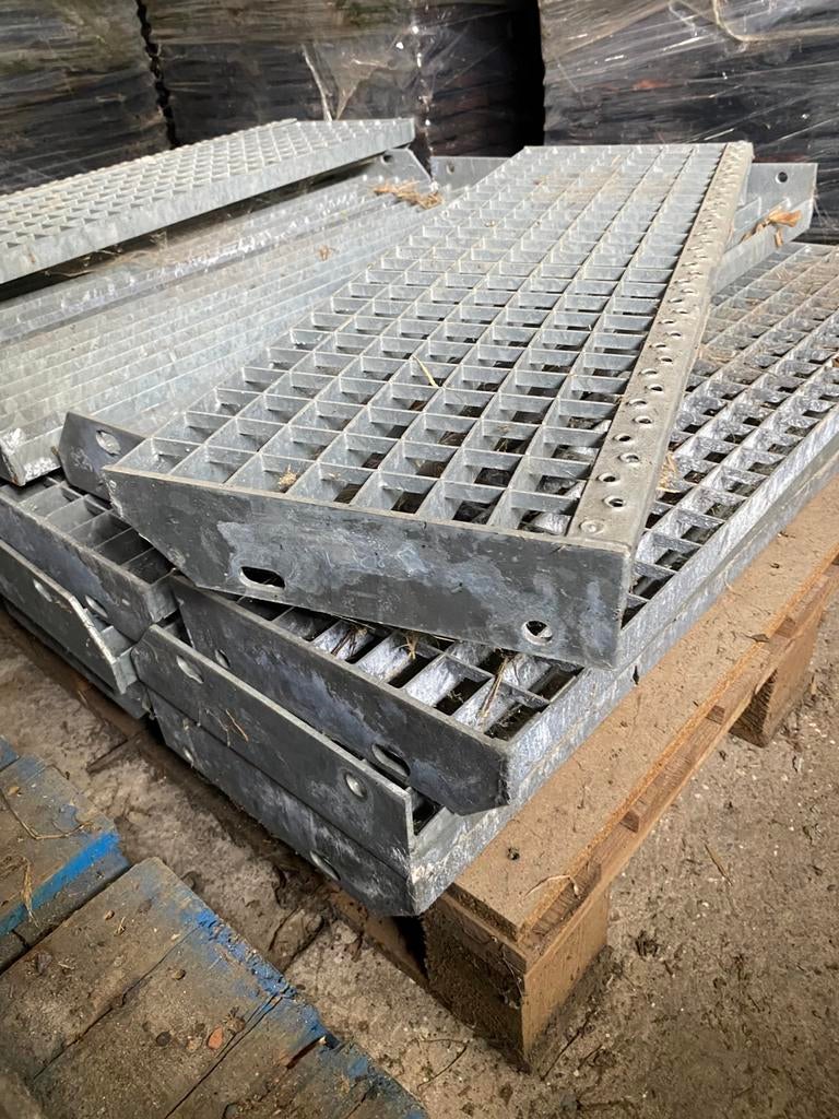 17 Stalen traptreden 85x27x7, Doe-het-zelf en Verbouw, Metalen, Ophalen of Verzenden, Zo goed als nieuw
