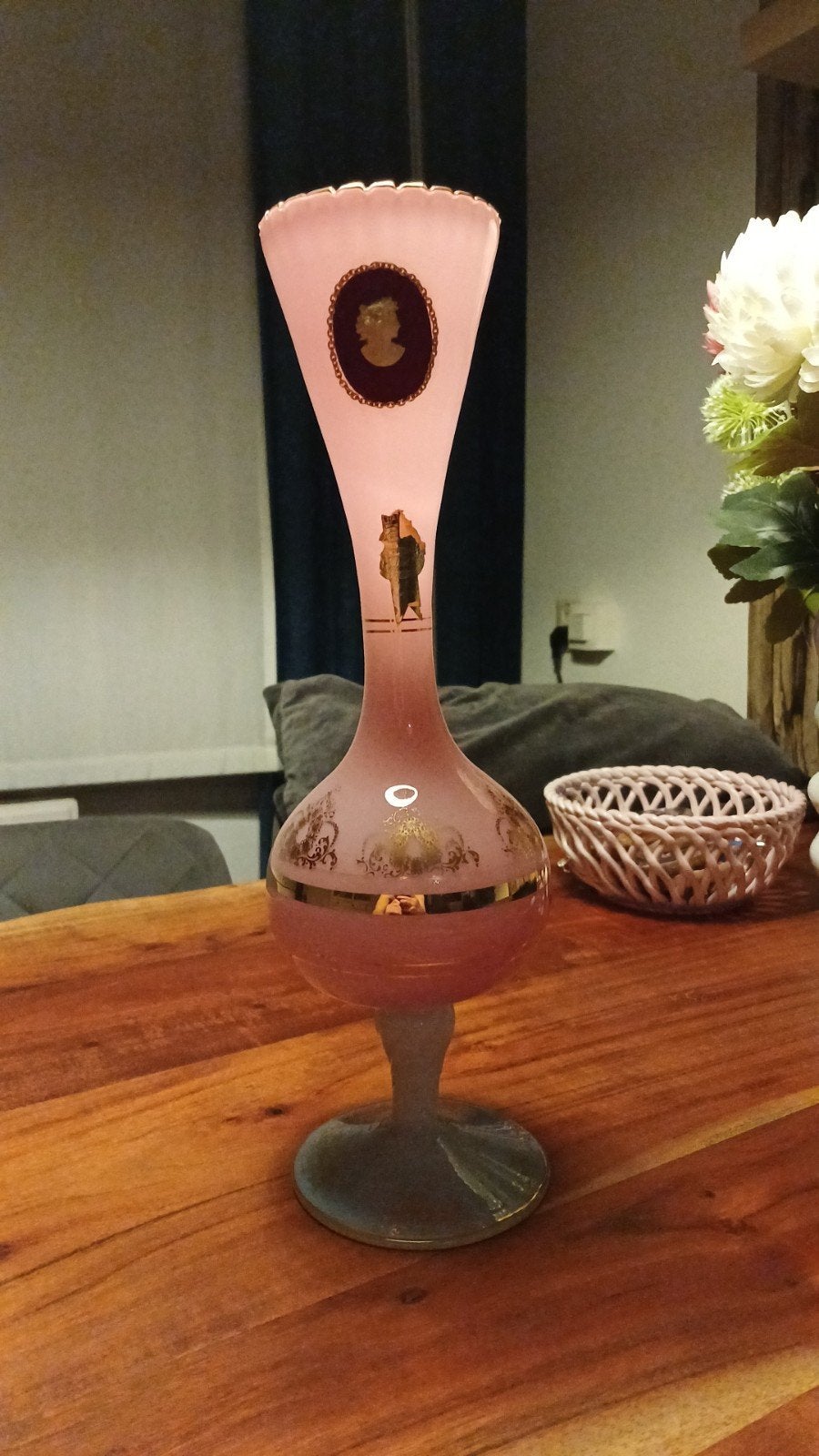 Antieke roze vaas met gouden details en medaillon, Ophalen