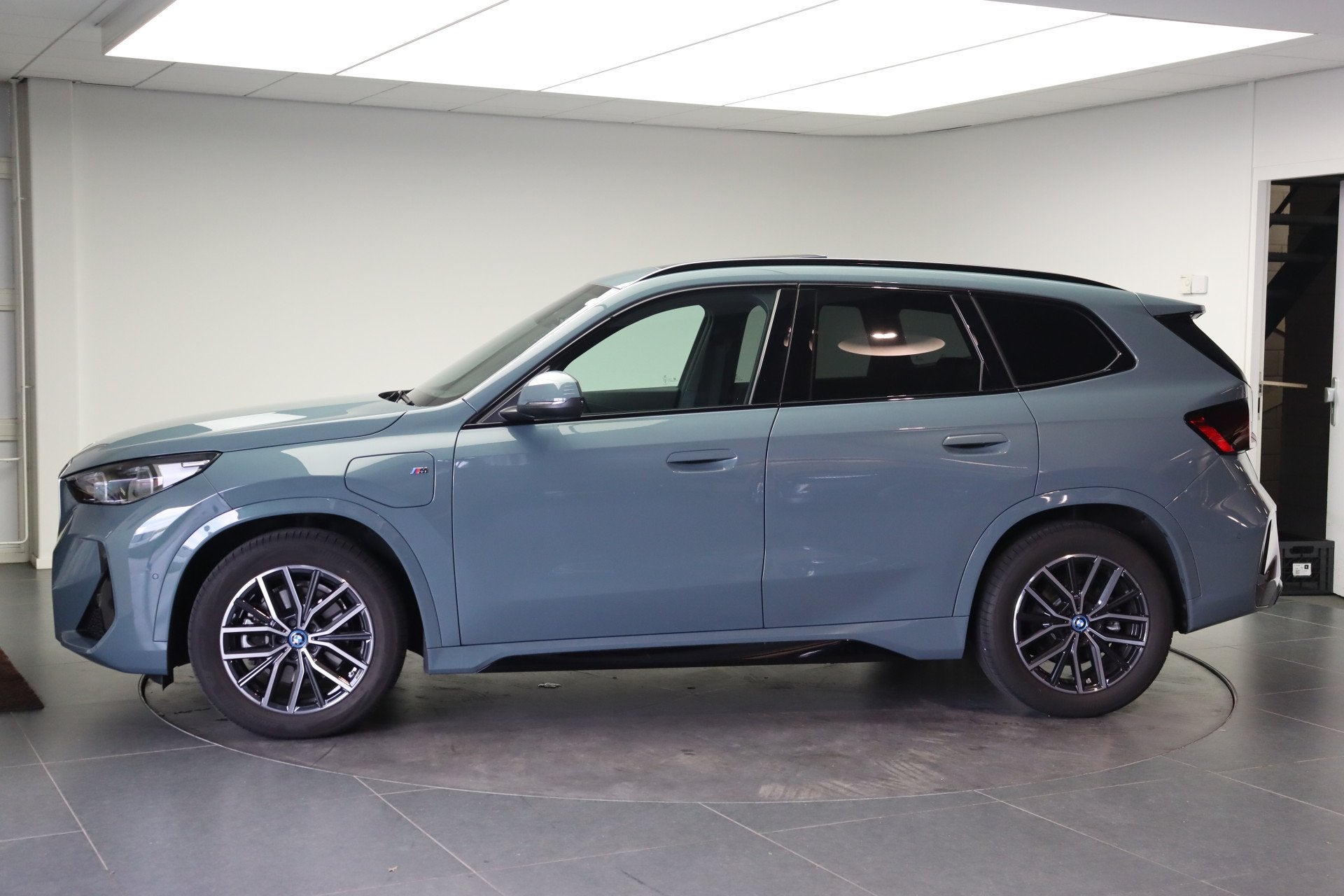 BMW X1 xDrive25e M Sport Automaat / Panoramadak / Sportstoel, Auto's, Gebruikt, Bedrijf, Hybride Elektrisch/Benzine, 3 cilinders