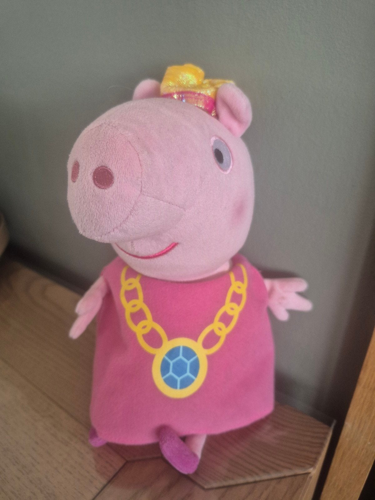Peppa Pig knuffel met kroon en ketting, Overige merken, Overige typen, Ophalen of Verzenden, Middelgroot (20 tot 80 cm)
