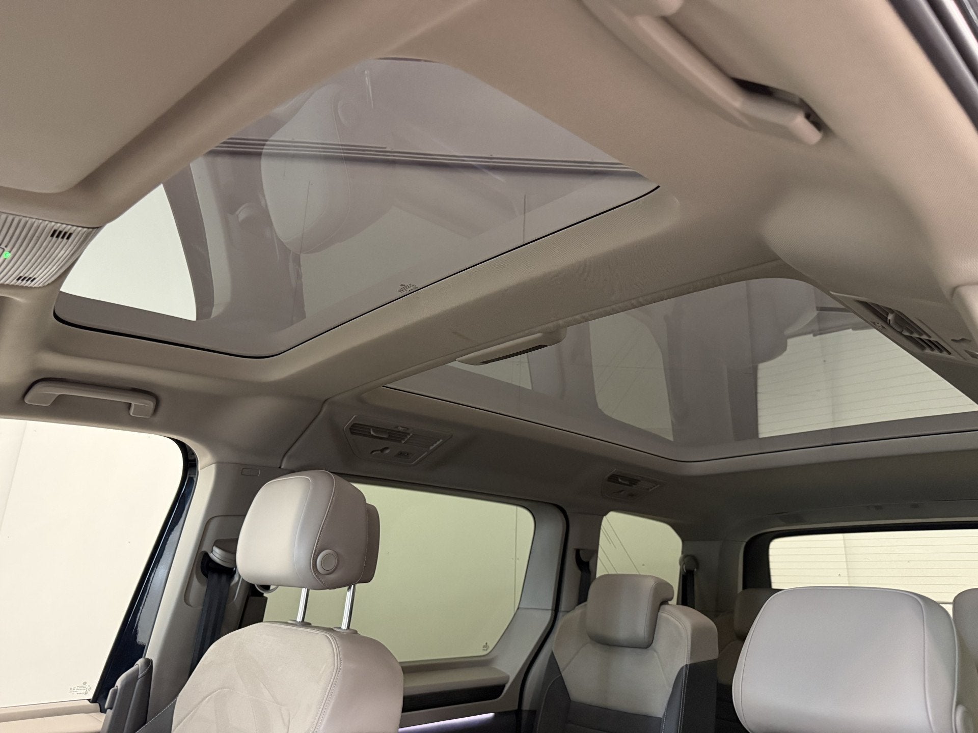 Volkswagen Multivan 1.4 eHybrid Energetic 6p. PANO/LEER-ALCA, Auto's, Dealer onderhouden, Gebruikt, Zwart, Met garantie (alle)