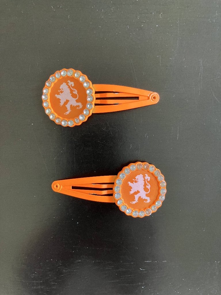 Twee oranje haarspeldjes met strass en leeuw, Ophalen of Verzenden, Zo goed als nieuw, Haarspeld
