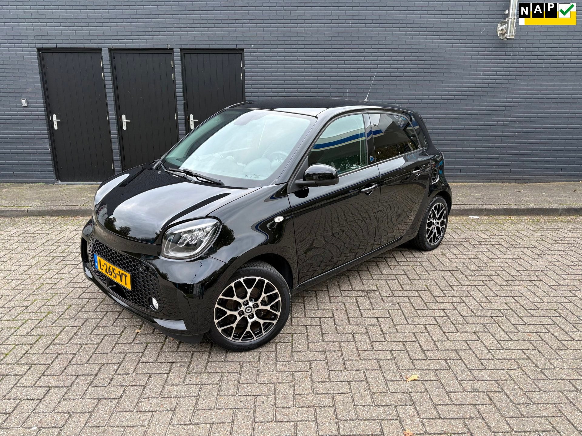 Smart Forfour EQ Comfort PLUS 18 kWh Pano Leer Camera Carpla, Auto's, Automaat, Achterwielaandrijving, Gebruikt, Verwarmde buitenspiegels