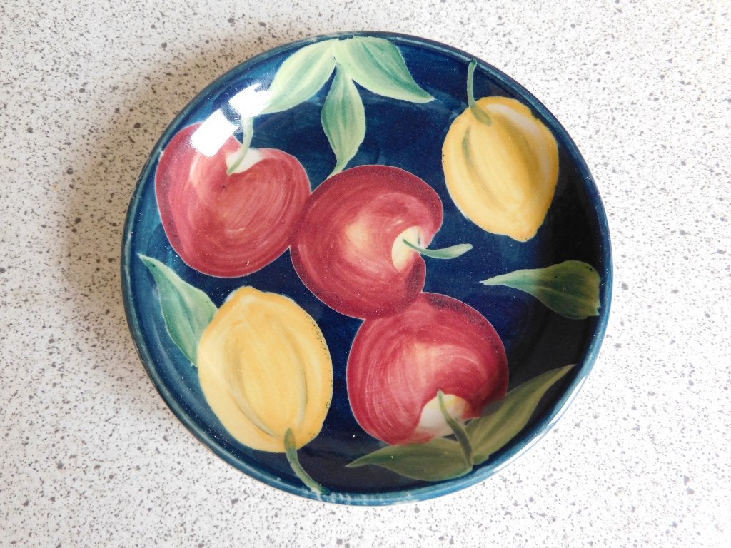 Bord 11 cm. Appel en Citroen Vic's Handpainted, Overige merken, Ophalen of Verzenden, Zo goed als nieuw, Bord(en)