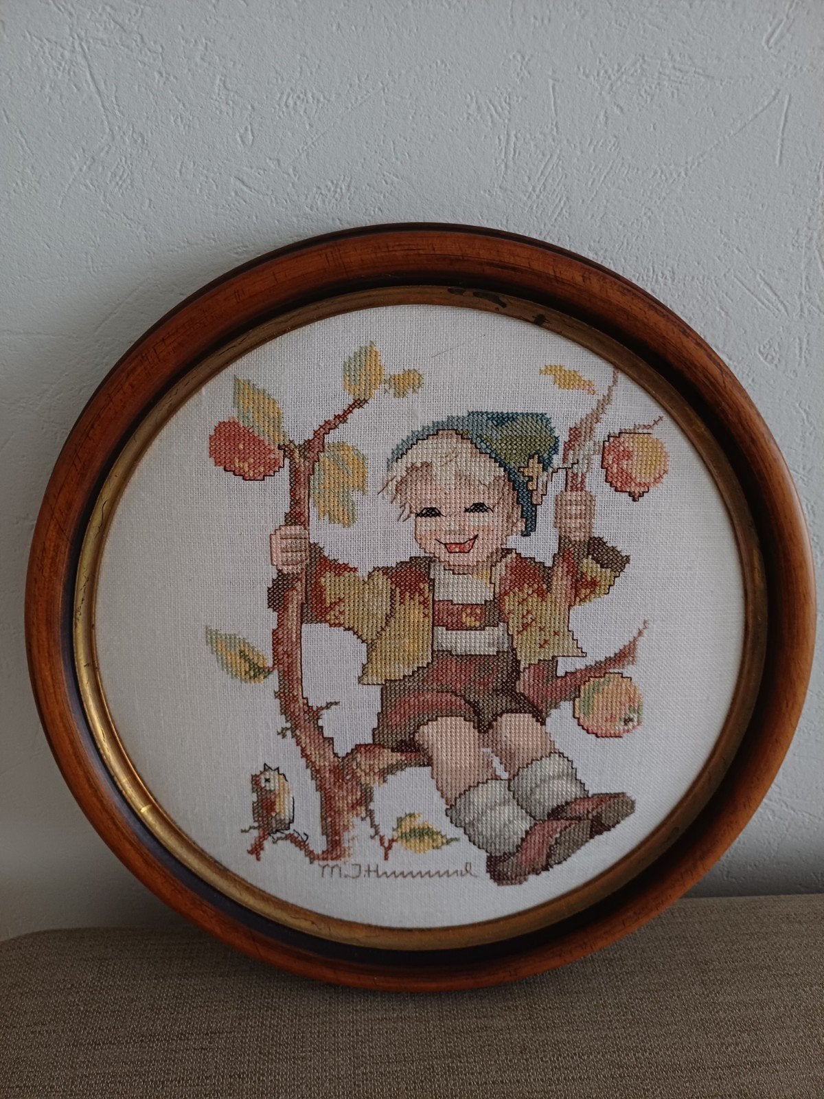Geborduurd Hummel schilderij in houten lijst - 23cm doorsnee, Gebruikt, Overige thema's, Knutselwerk, Handgemaakt