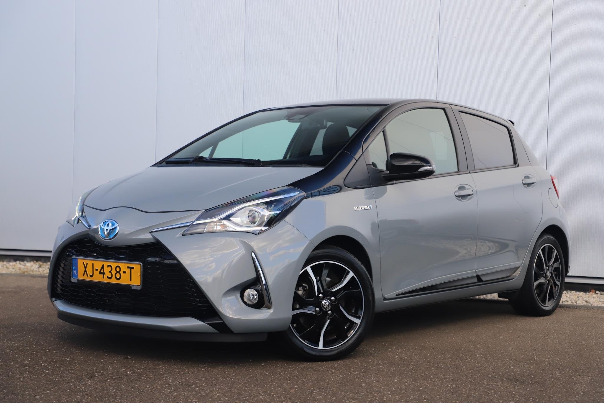 Toyota Yaris 1.5 Hybrid Bi-Tone Plus 101PK Automaat Panorama, Gebruikt, Euro 6, 4 cilinders, Met garantie (alle)