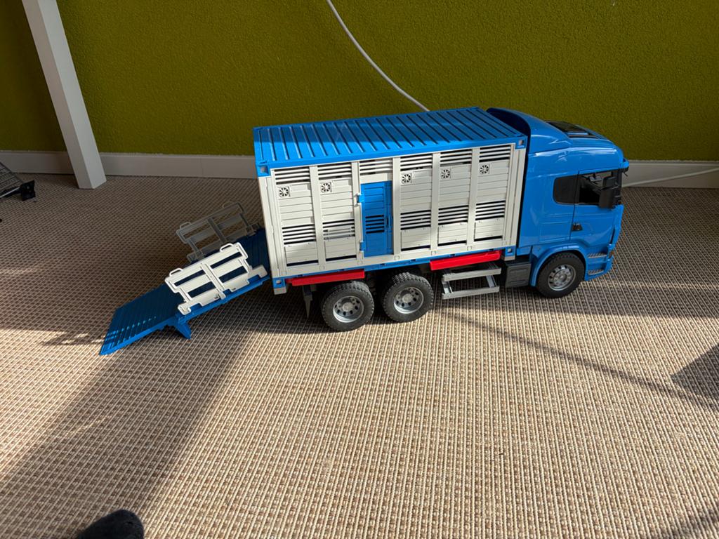 Bruder Scania veetransportwagen met koeien, Ophalen of Verzenden, Gebruikt