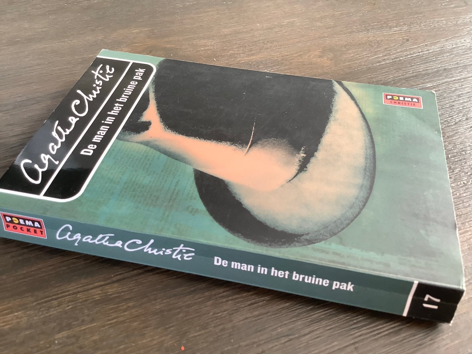 Agatha Christie - De man in het bruine pak (Poema Pocket), Boeken, Ophalen of Verzenden, Gelezen