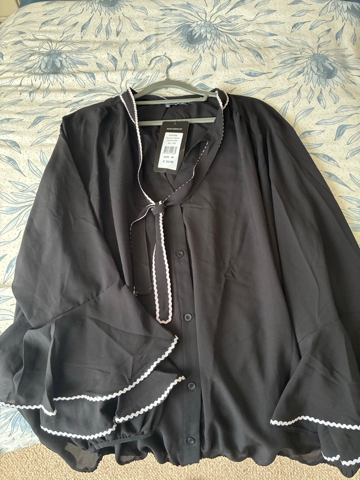 Nieuwe Norah blouse, maat 48, zwart met witte details, Kleding | Dames, Ophalen of Verzenden, Nieuw, Maat 46/48 (XL) of groter