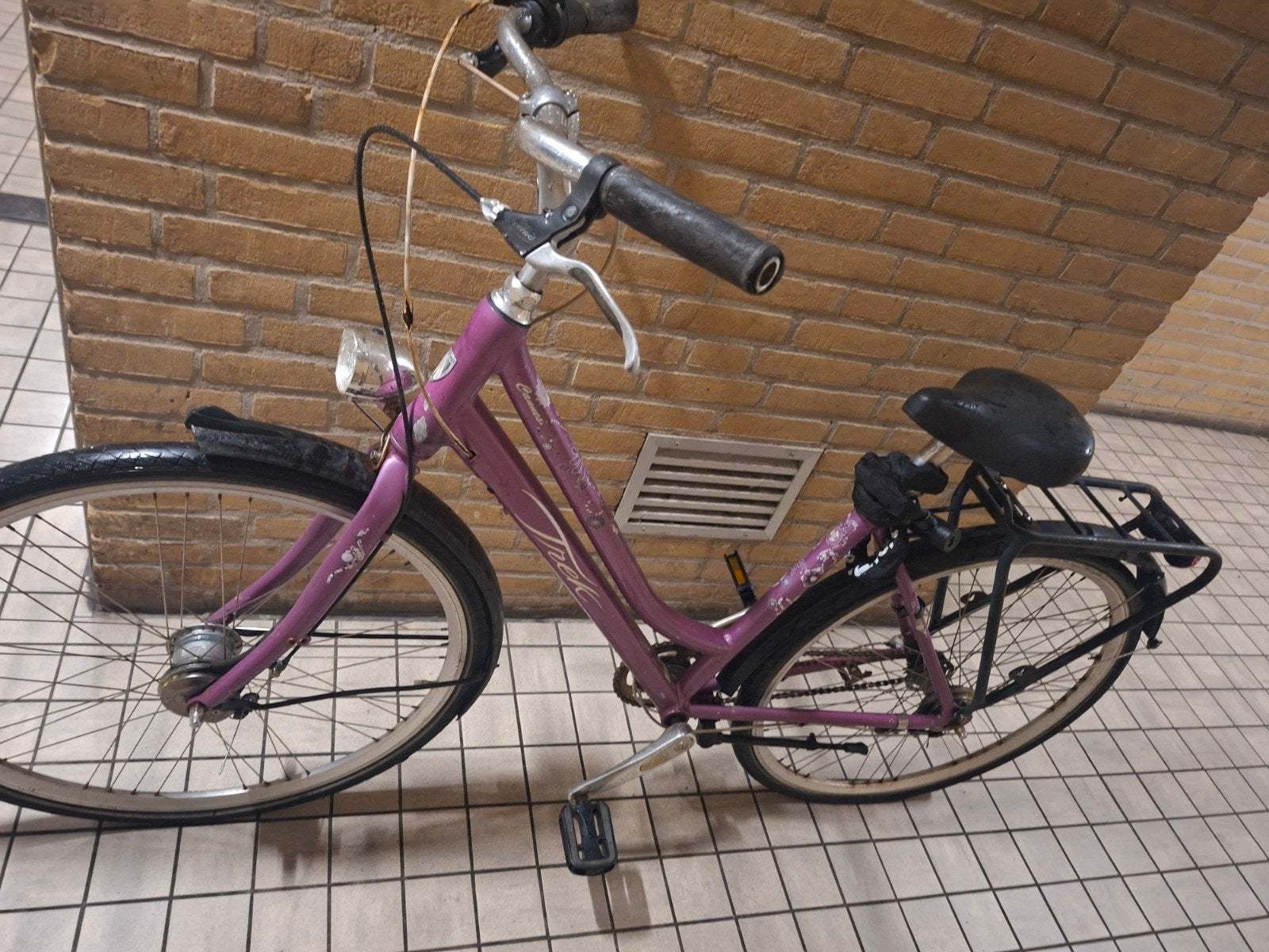 Paarse damesfiets met bagagedrager, met slot, Fietsen en Brommers, Gebruikt, Velgrem, Versnellingen, 50 tot 53 cm
