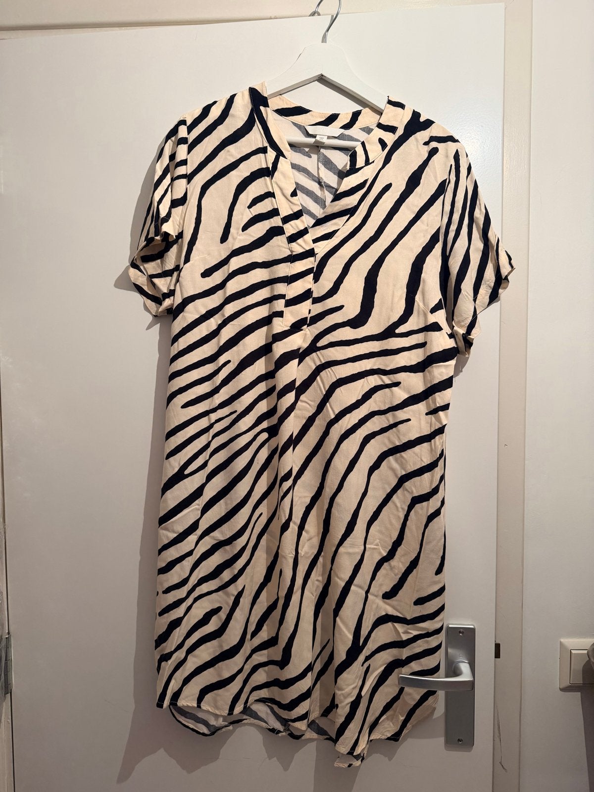 Nieuwe H&M jurk met zebraprint, maat S, Kleding | Dames, Meerkleurig, Nieuw, Ophalen of Verzenden, Maat 36 (S)