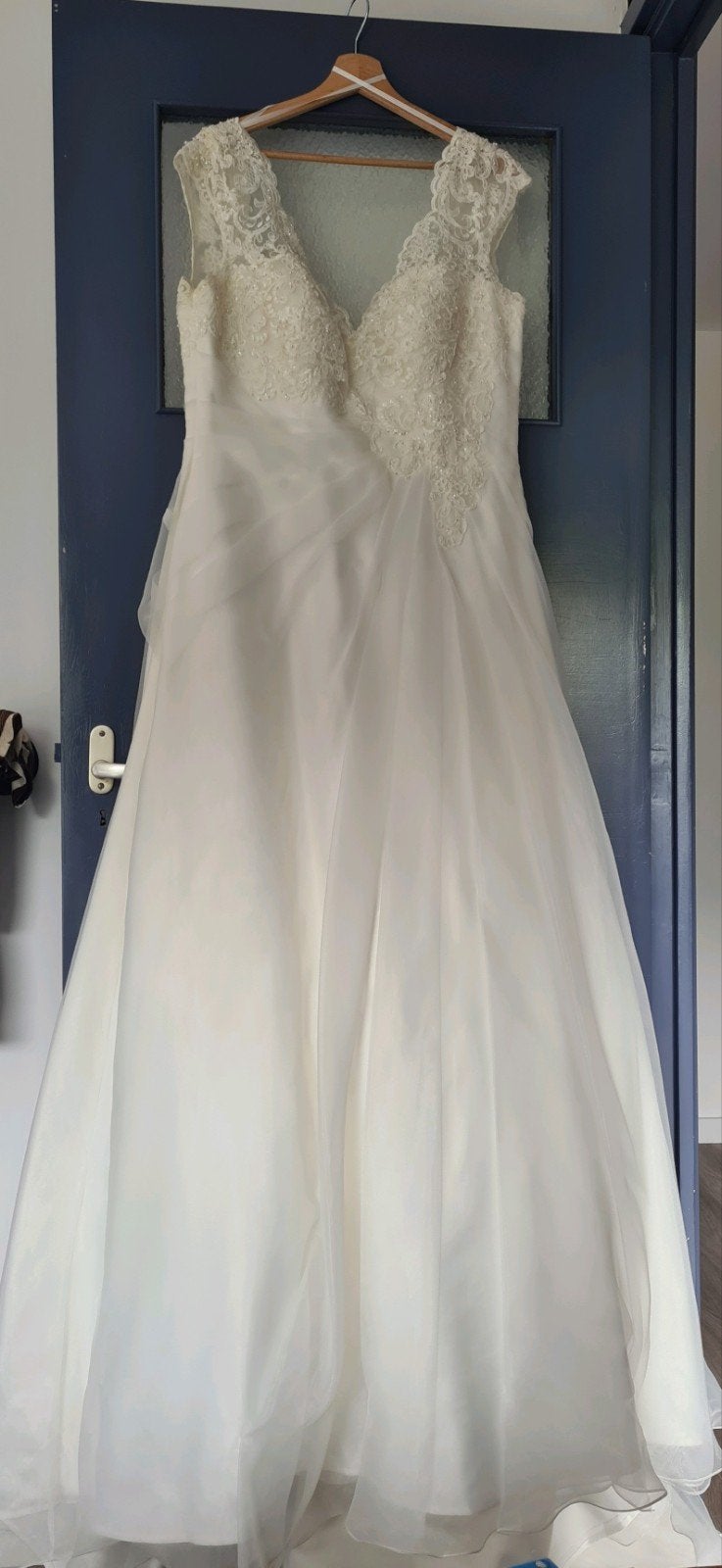Elegante, nieuwe trouwjurk met kanten details en sleep, Trouwjurk, Wit, Ophalen of Verzenden, Nieuw