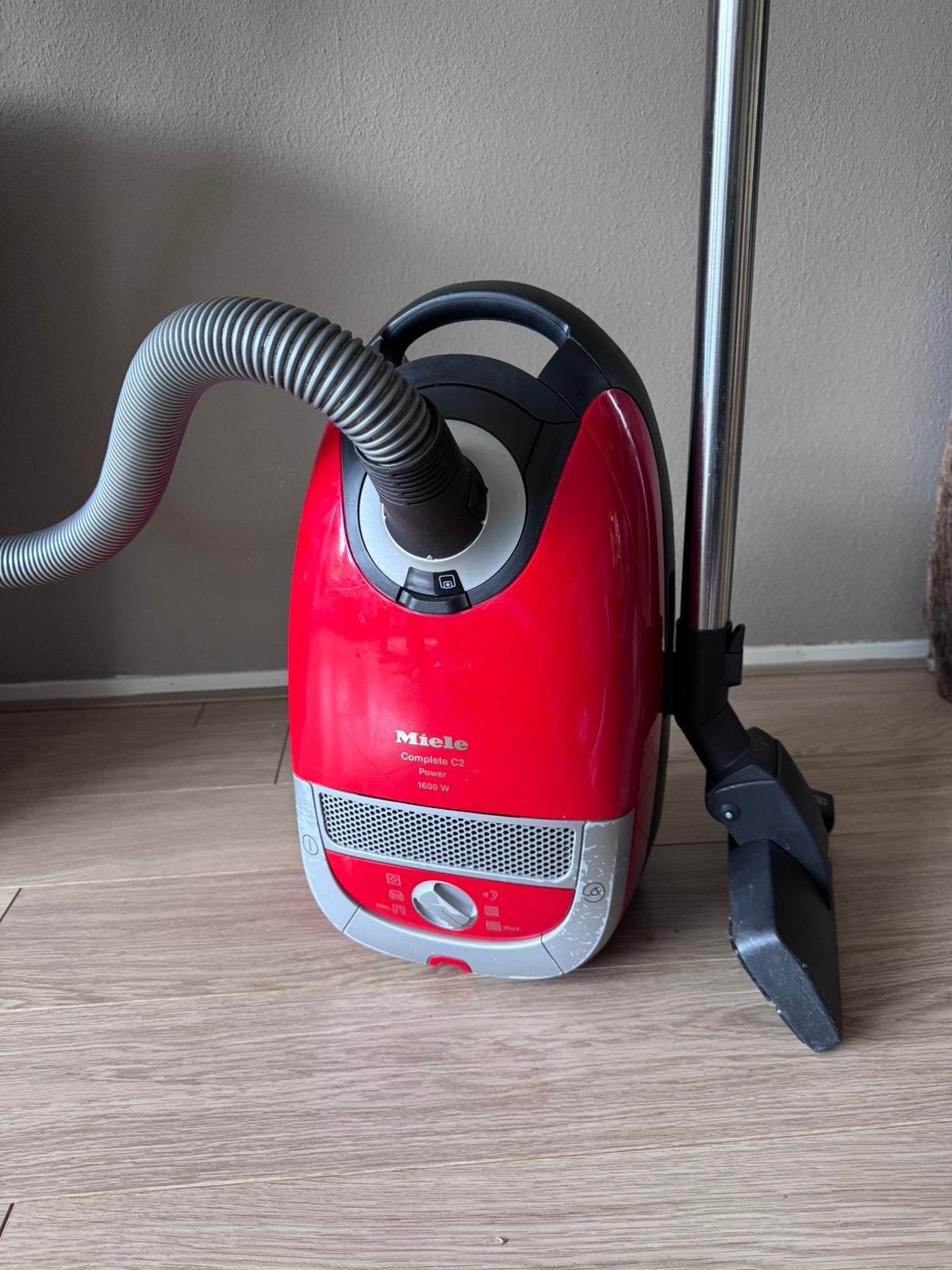 Hele nette Miele Complete C2 Powerline 1600W Stofzuiger Rood, Gebruikt, Miele, 1200 tot 1600 watt, Ophalen