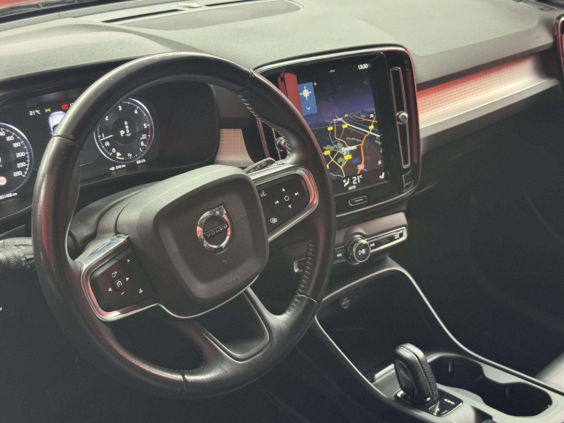 Volvo XC40 2.0 D3 AWD Momentum Pro | APK 20-04-2027 | Stoelv, Auto's, Automaat, Gebruikt, 4 cilinders, Zwart