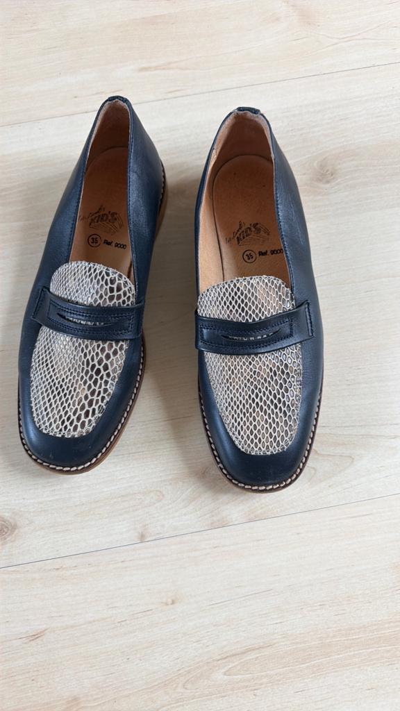 Donkerblauwe mocassins met slangenprint, maat 35, Blauw, Ophalen of Verzenden, Espadrilles of Moccasins, Gedragen