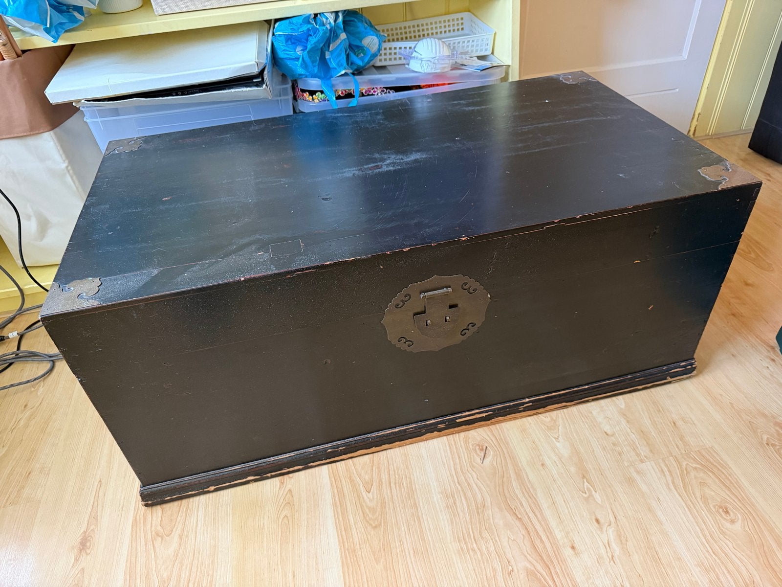 Chinese kist - Zwart gelakt met metalen beslag, Ophalen, Gebruikt, 100 tot 150 cm, Kersenhout
