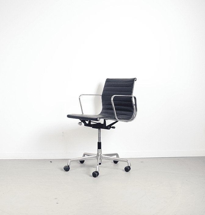 Vitra EA 117 Bureaustoel Blauw Leer - Aluminium, Niet ingevuld, Zo goed als nieuw, Niet ingevuld, Niet ingevuld