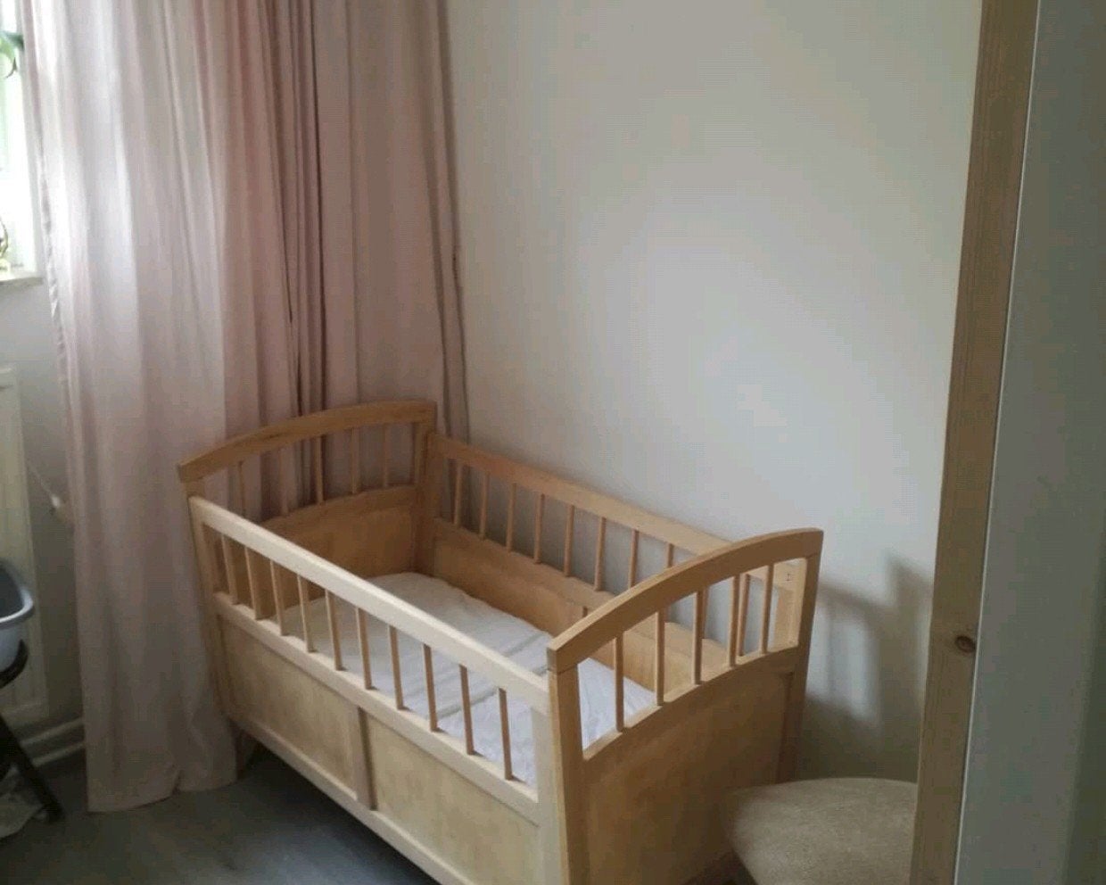Vintage ledikant / babybed naturel hout, Ophalen, Zo goed als nieuw