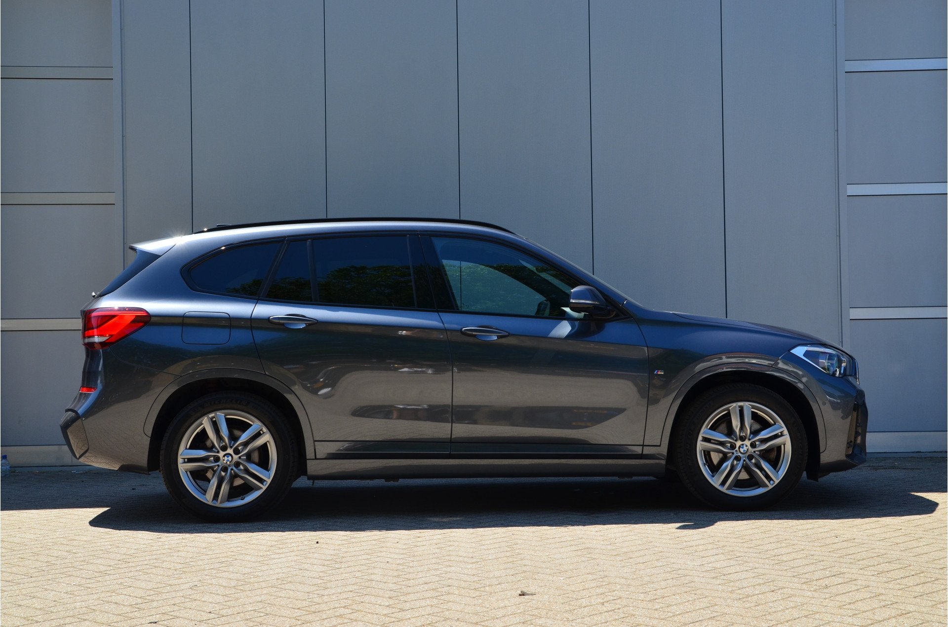 BMW X1 xDrive25e M Sport Automaat / Sportstoelen / LED / Ach, Auto's, BMW, 8 kWh, Gebruikt, 750 kg, Met garantie (alle)
