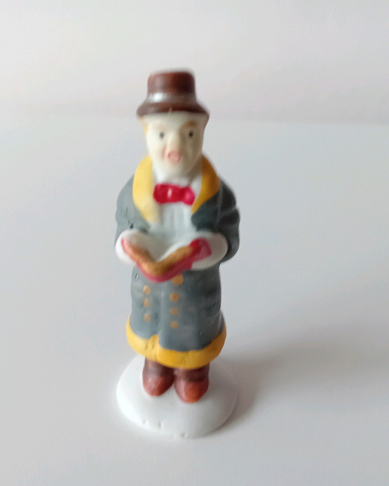 Lemax carolling man, retired, Lemax figuur porselein, Ophalen of Verzenden