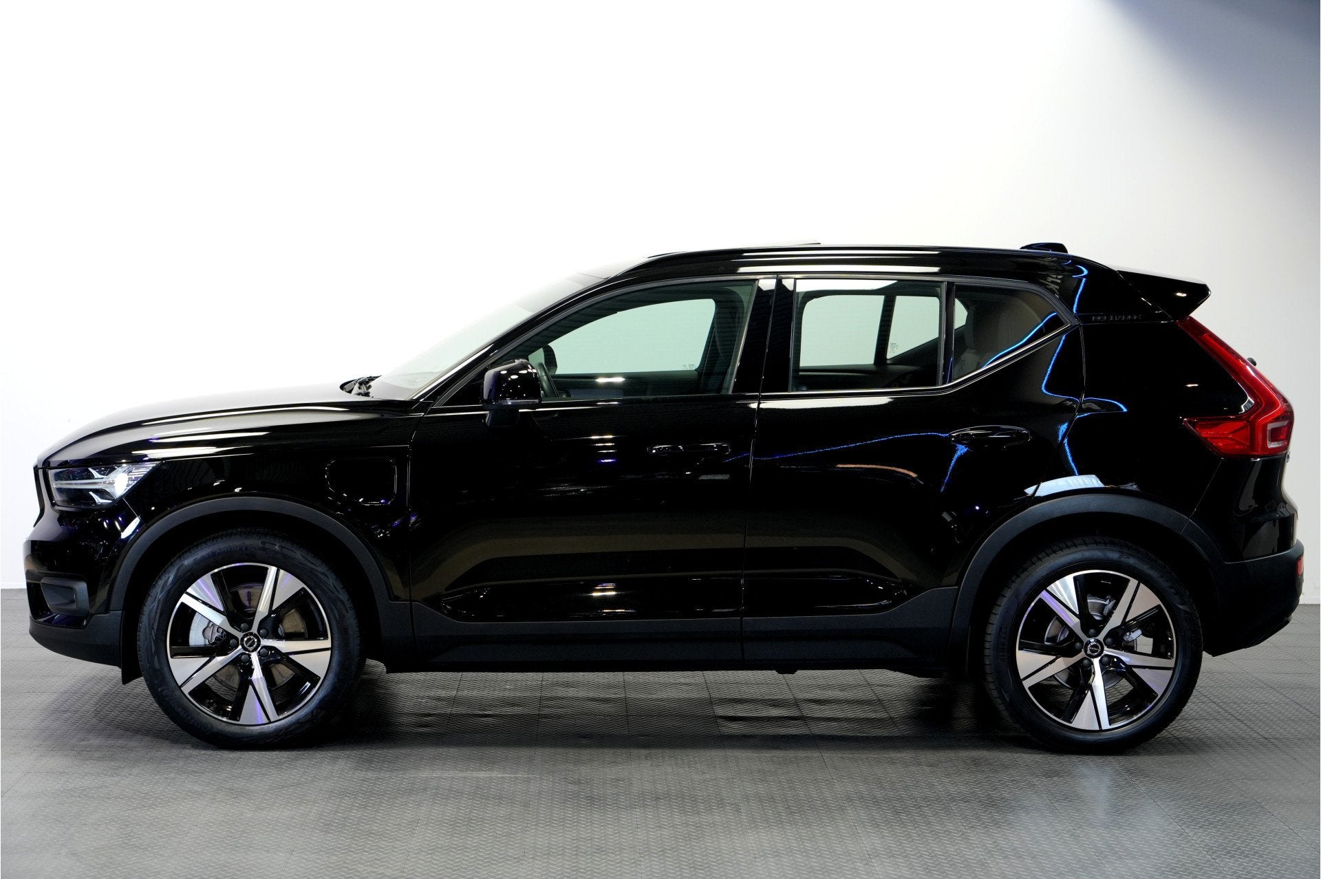 Volvo XC40 1.5 T4 155kW/211pk DCT7 Recharge R-Design PANORAM, Dealer onderhouden, Stof, Met garantie (alle), Zwart