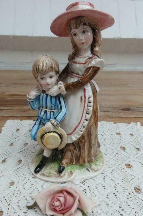 Gemerkt nostalgisch beeld met jongedame, jongetje & hoeden, Verzamelen, Ophalen of Verzenden