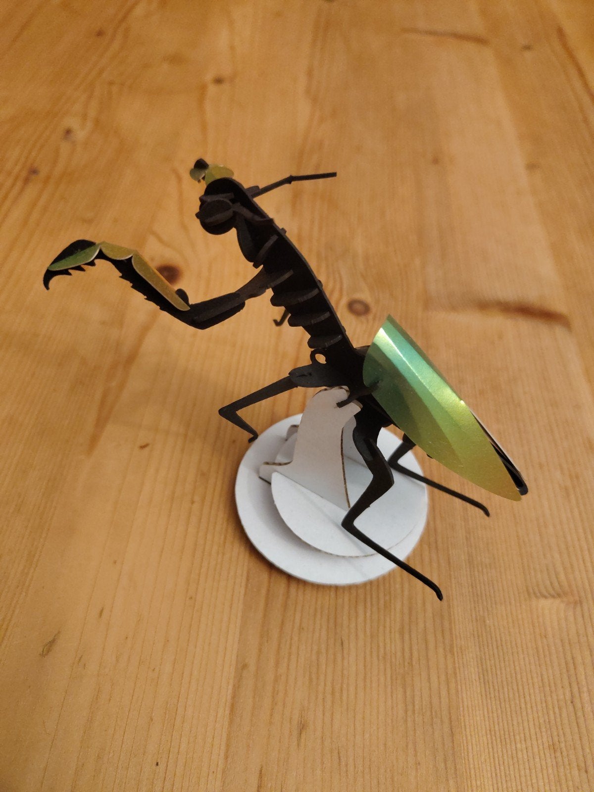 Kartonnen bidsprinkhaan model, Gebruikt, Handgemaakt, Dieren, Meerkleurig