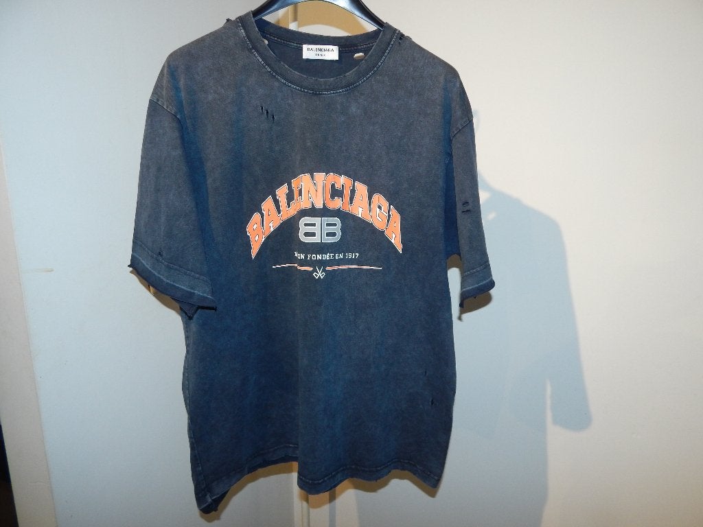 Balenciaga Maison Fondée en 1917” distressed T-shirt Unisex, Grijs, Gedragen, Balenciaga, Verzenden