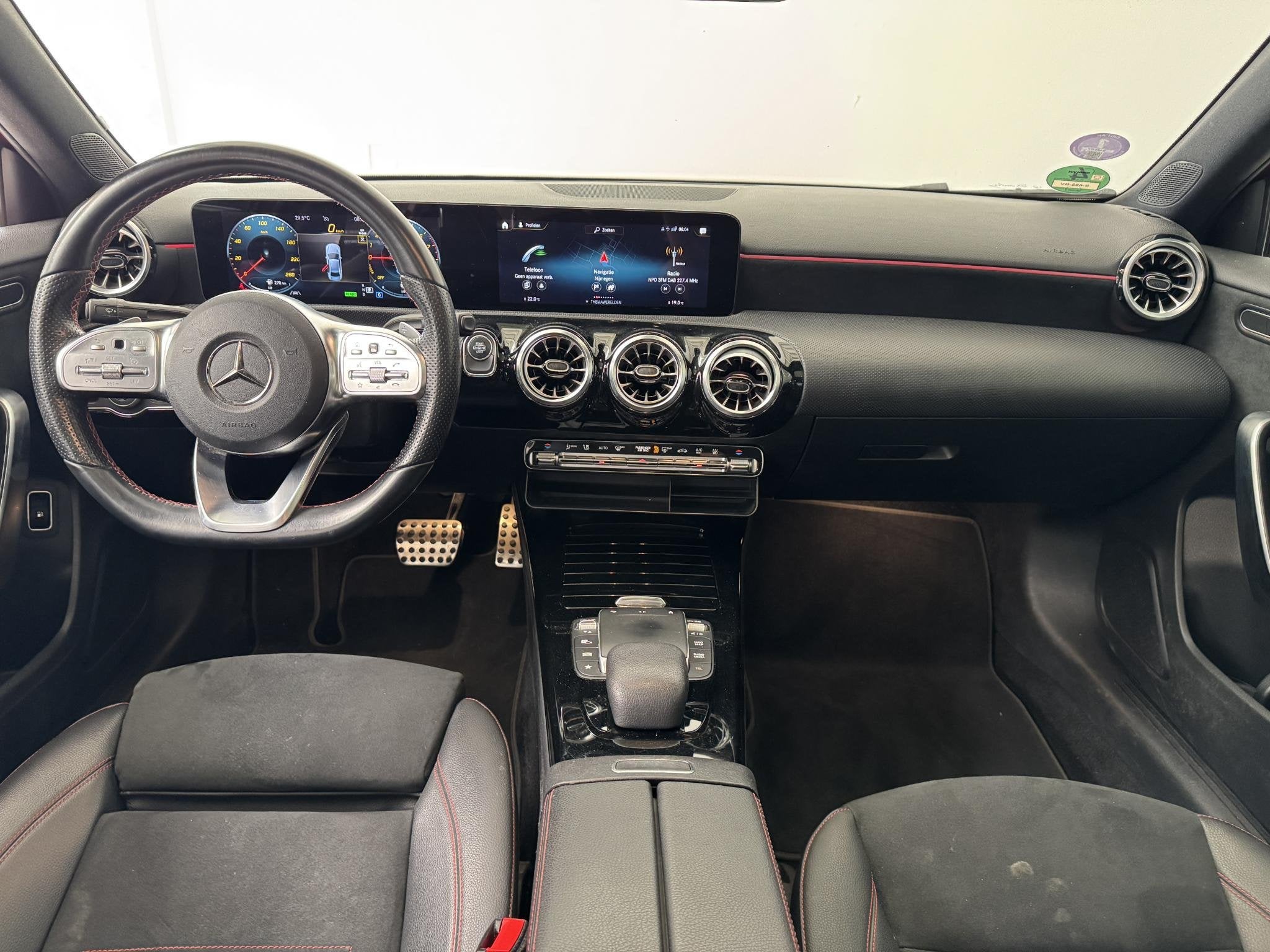 Mercedes-Benz A-klasse 250 e AMG Line | Trekhaak | Panoramad, Auto's, Gebruikt, Bedrijf, Hybride Elektrisch/Benzine, 1600 kg