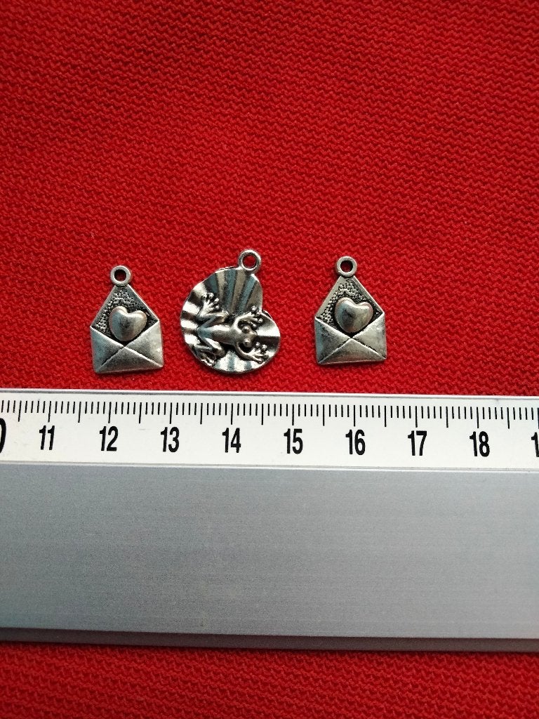 Set van 3 zilverkleurige bedels: 2 enveloppen, 1 hart, Ophalen, Overige materialen, Gebruikt, Hart