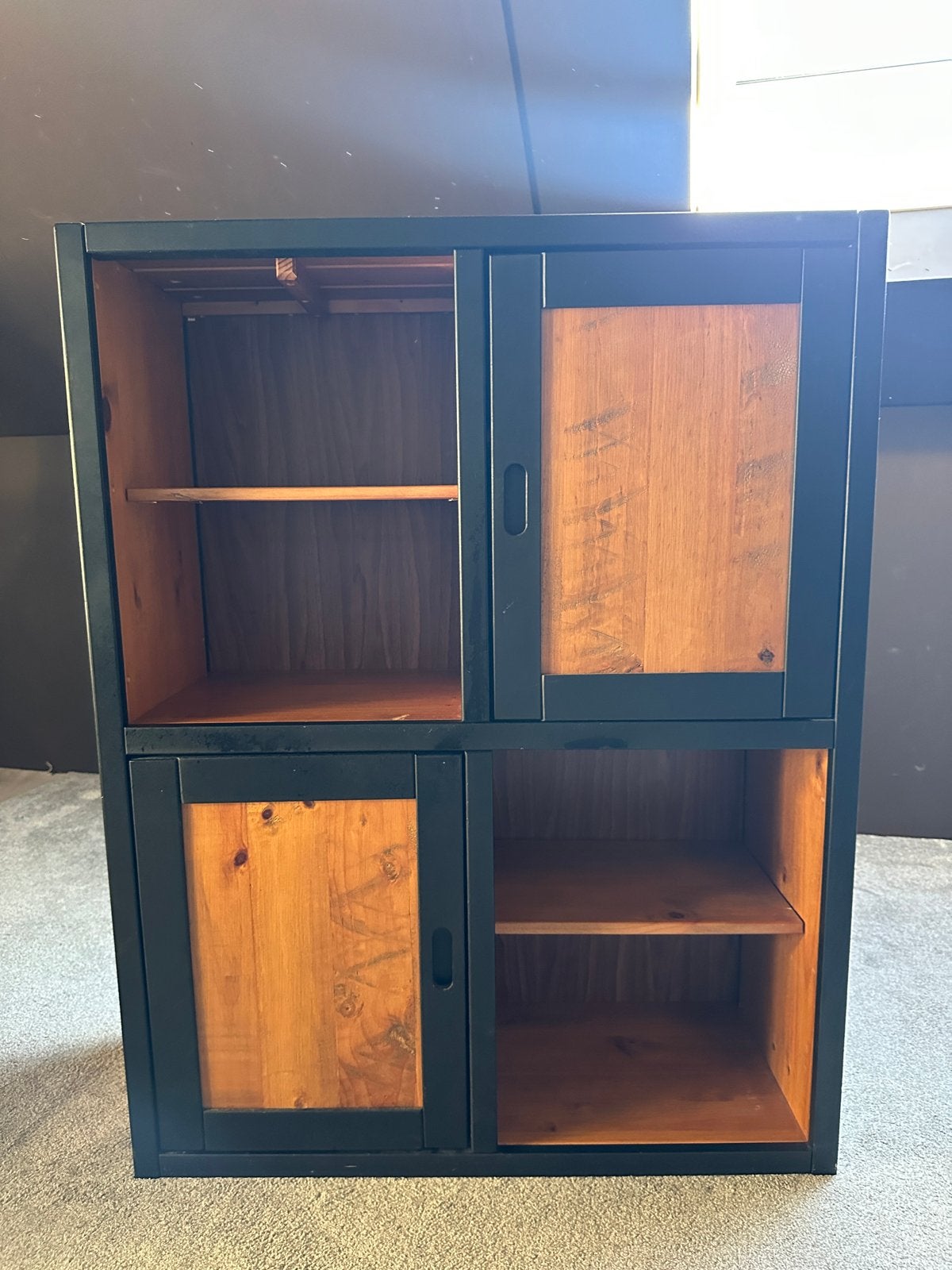 Houten kast met schuifdeuren - Zwart en naturel, Ophalen, Gebruikt, 100 tot 150 cm, 50 tot 100 cm