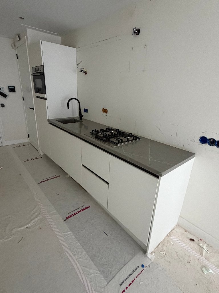 Moderne witte keuken met Bosch apparatuur, 304 cm, Ophalen, Gebruikt, Wit, Enkelwandige keuken