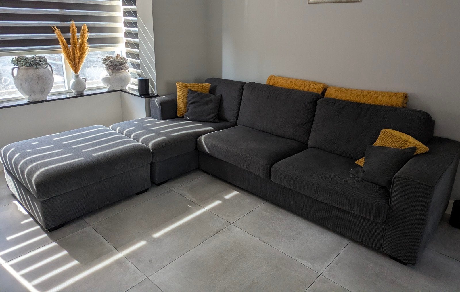 Antraciet Hoekbank met losse kussens en hocker, Huis en Inrichting, Banken | Bankstellen, Ophalen, 250 tot 300 cm, Gebruikt, 100 tot 125 cm