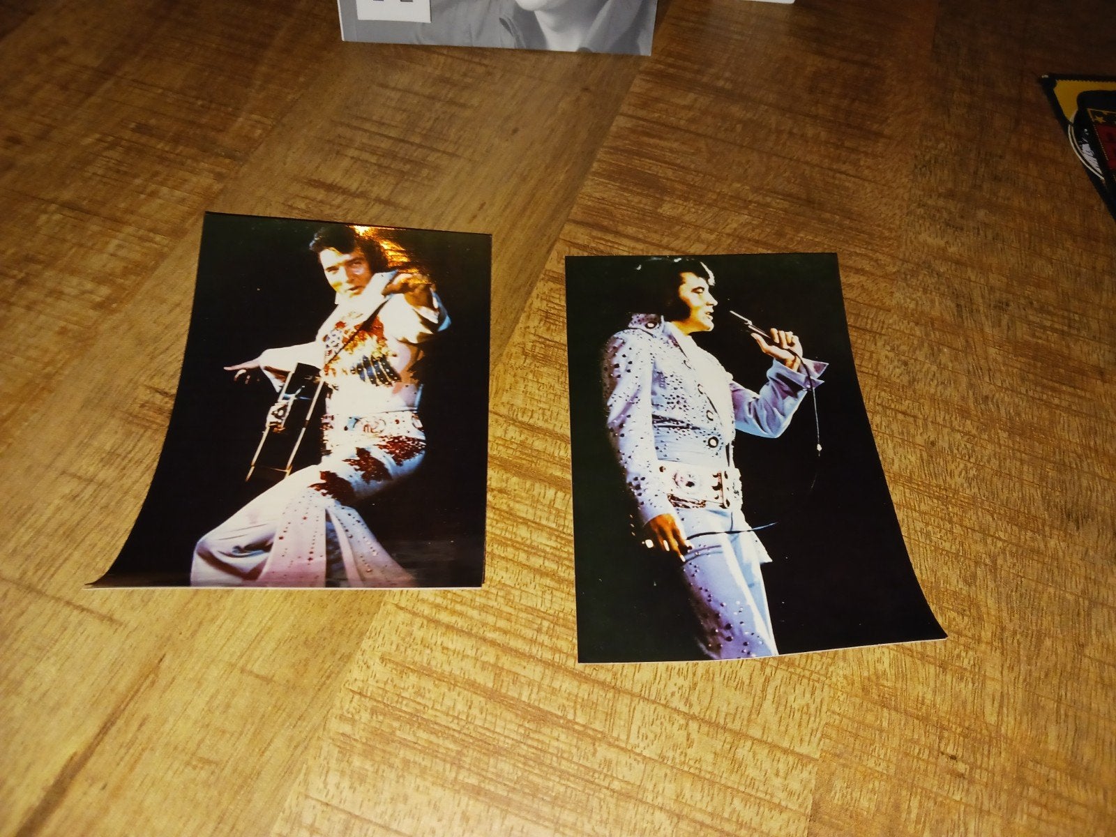 2 Elvis Presley foto's - Live optredens, Ophalen of Verzenden