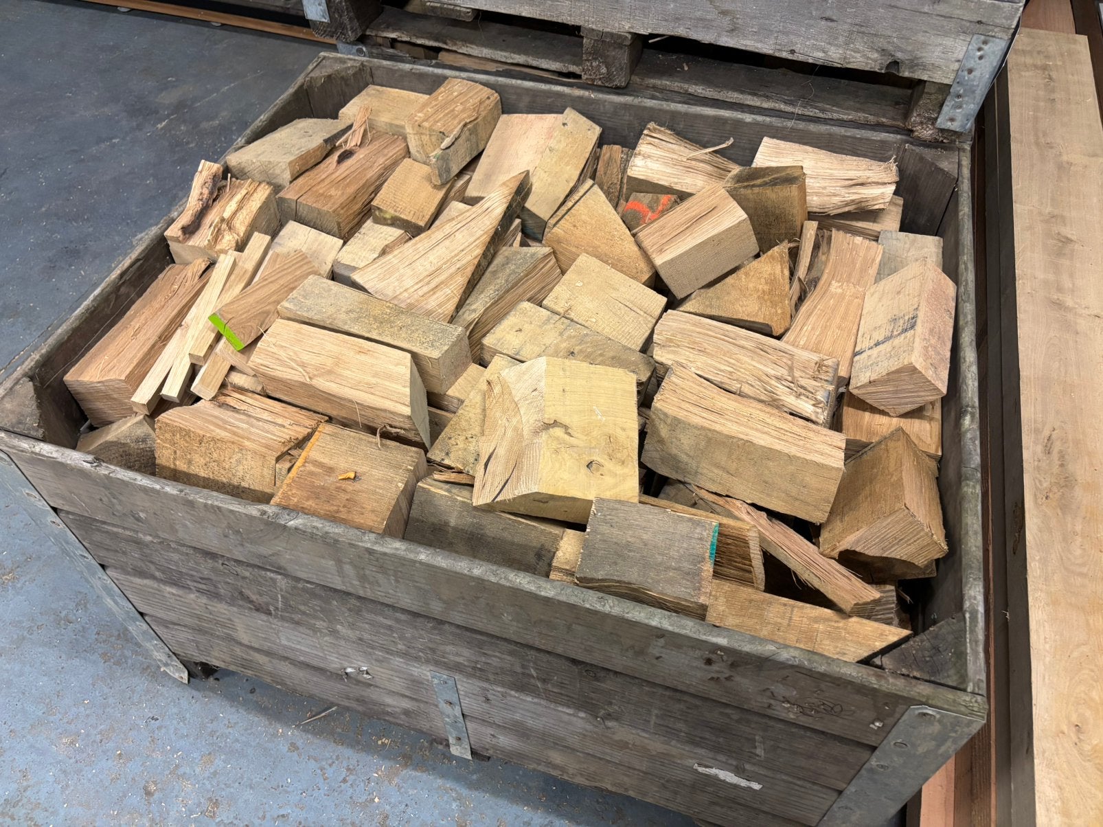 Stapelde krat Eiken haardhout, Minder dan 3 m³, Ophalen, Eikenhout, Blokken