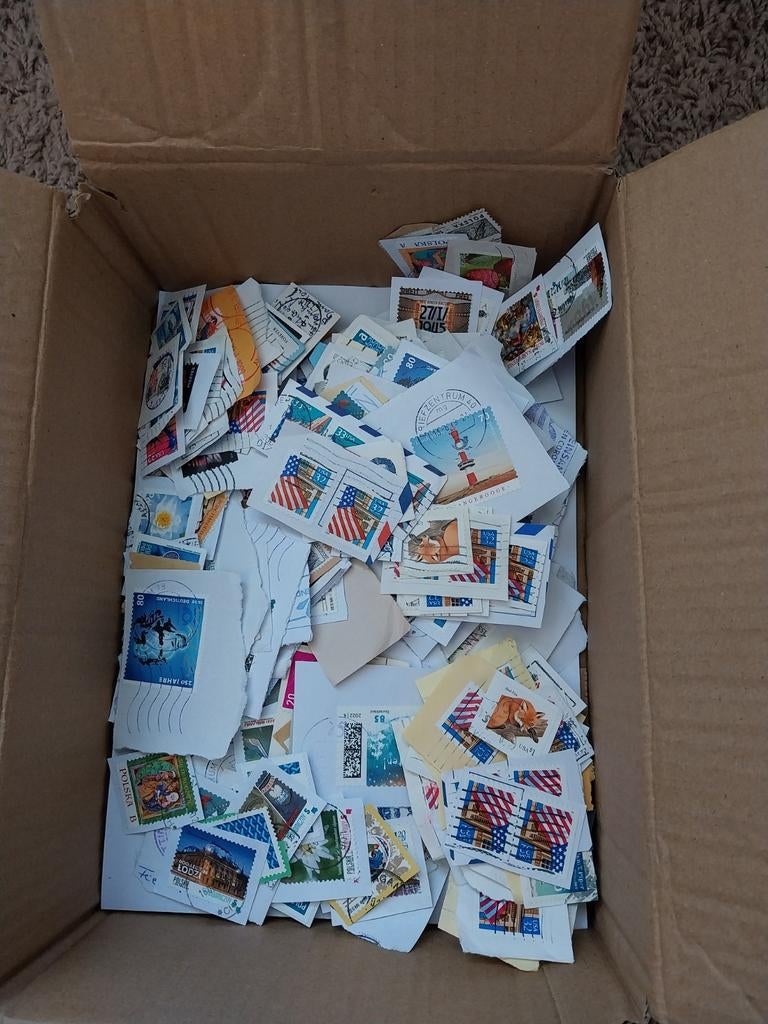 900 gram onafgeweekte wereld postzegels, Postzegels en Munten, Postzegels | Volle albums en Verzamelingen, Nederland en Buitenland
