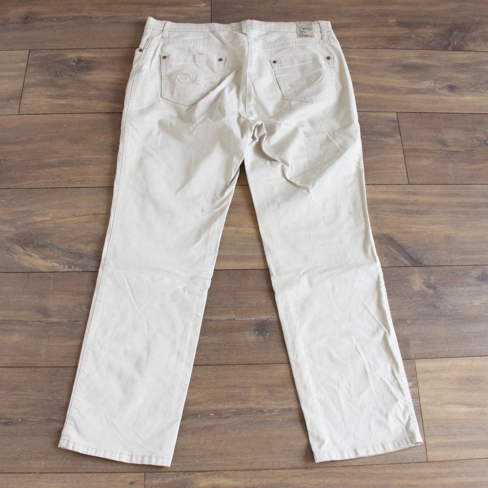 Mooie Brax Broek - 80 (Maat 44) € 40,-, Kleding | Dames, Broeken en Pantalons, Beige, Maat 42/44 (L), Zo goed als nieuw, Lang