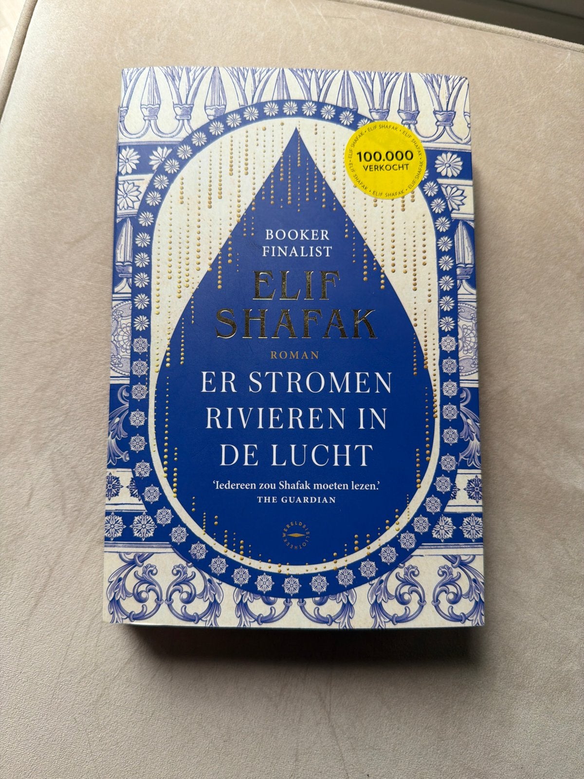 Er Stromen Rivieren in de Lucht - Elif Shafak (Roman), Ophalen of Verzenden, Zo goed als nieuw, Europa overig